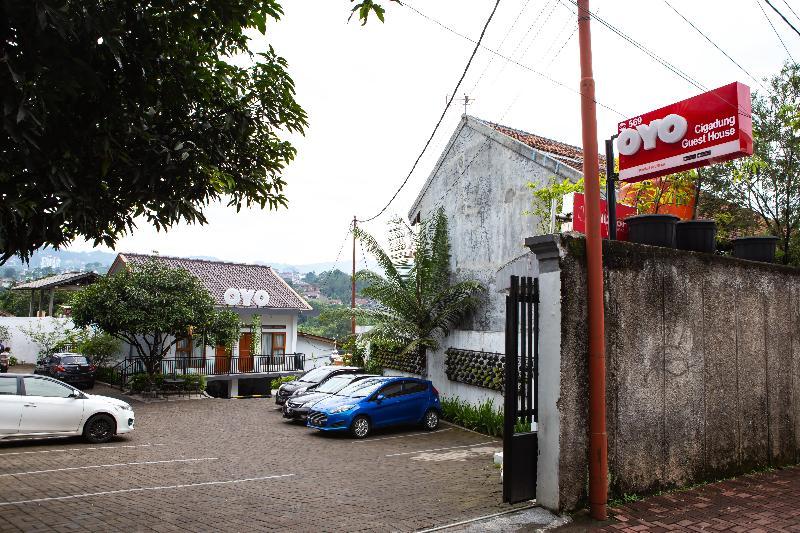 בנדונג Oyo 569 Cigadung Guest House Syariah מראה חיצוני תמונה
